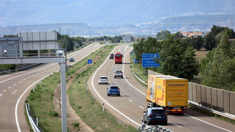 Vehículos circulando ayer a la salida de Huesca en la primera jornada de la ‘operación salida’ de este verano.