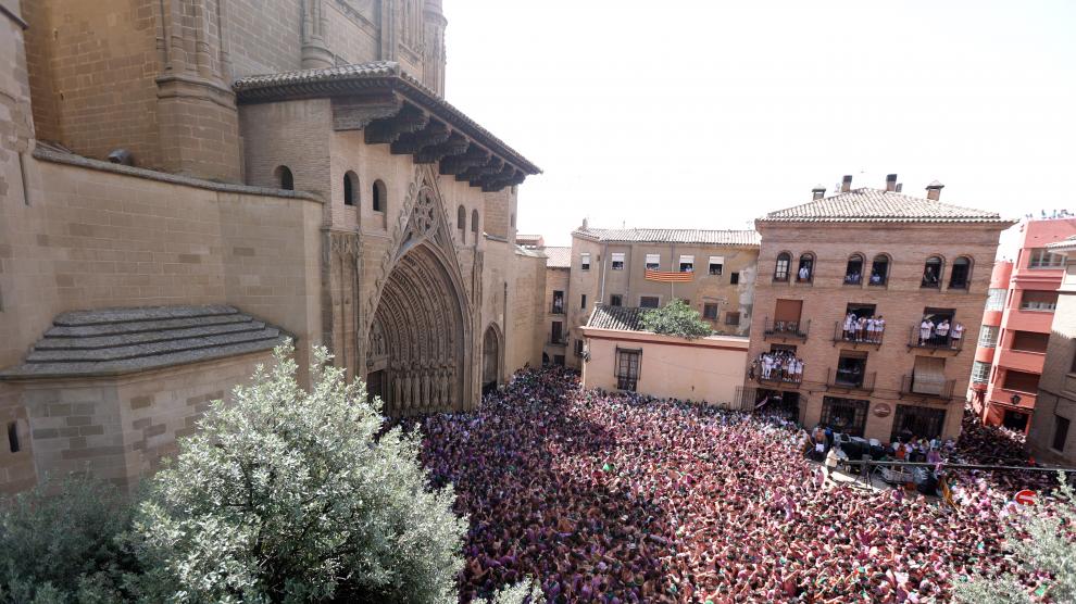 Doble estallido de la fiesta, el cohete en el cielo y la alegría en la plaza de la catedral