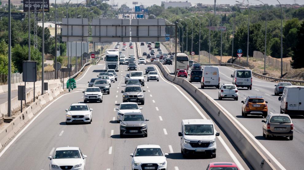 Coches circulando este viernes en la A-4 en Madrid.