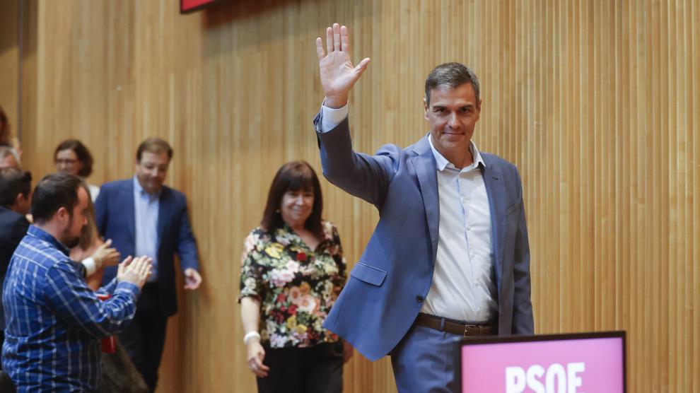 Pedro Sánchez saludando a los diputados y senadores de su partido.