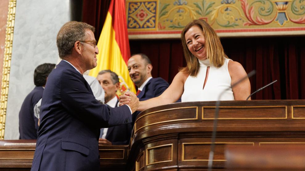 Alberto Núñez Feijóo y Francina Armengol se dan la mano durante la Sesión Constitutiva de la XV Legislatura.