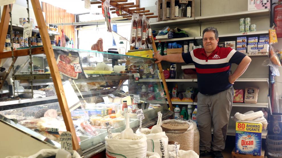 Víctor Arnal en un rincón de su tienda, un comercio de más de 90 años de antigüedad.