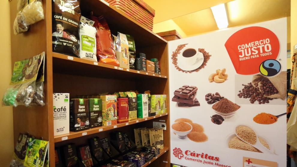 Cacao, chocolate , azúcar y café, en una de las estanterías.