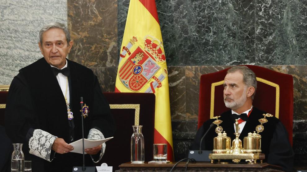 Felipe VI escucha el discurso de Francisco Marín durante la apertura del Año Judicial.