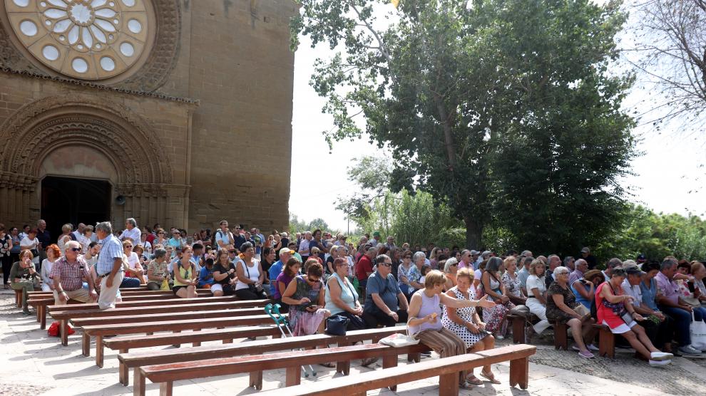 Se ha celebrado la Santa Misa y a continuación ha habido reparto de torta y las jotas del grupo Elenco Aragonés.