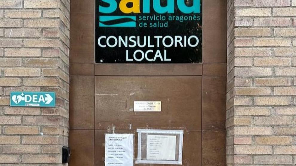 Imagen de la puerta del consultorio de Salas Bajas con el cartel que anuncia la reducción de días de atención.