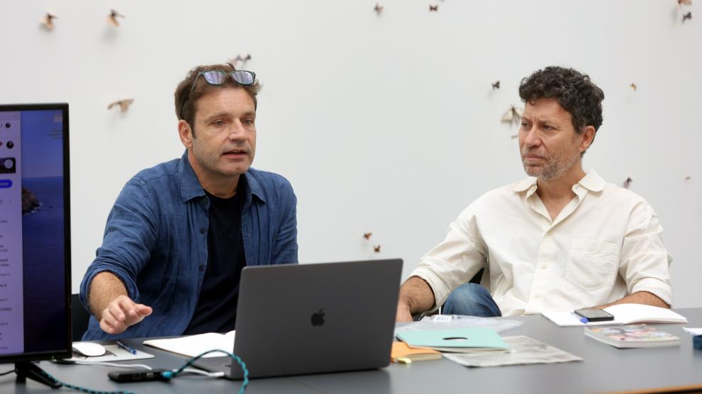 Juan Millás y Juanjo Justicia, en el taller.