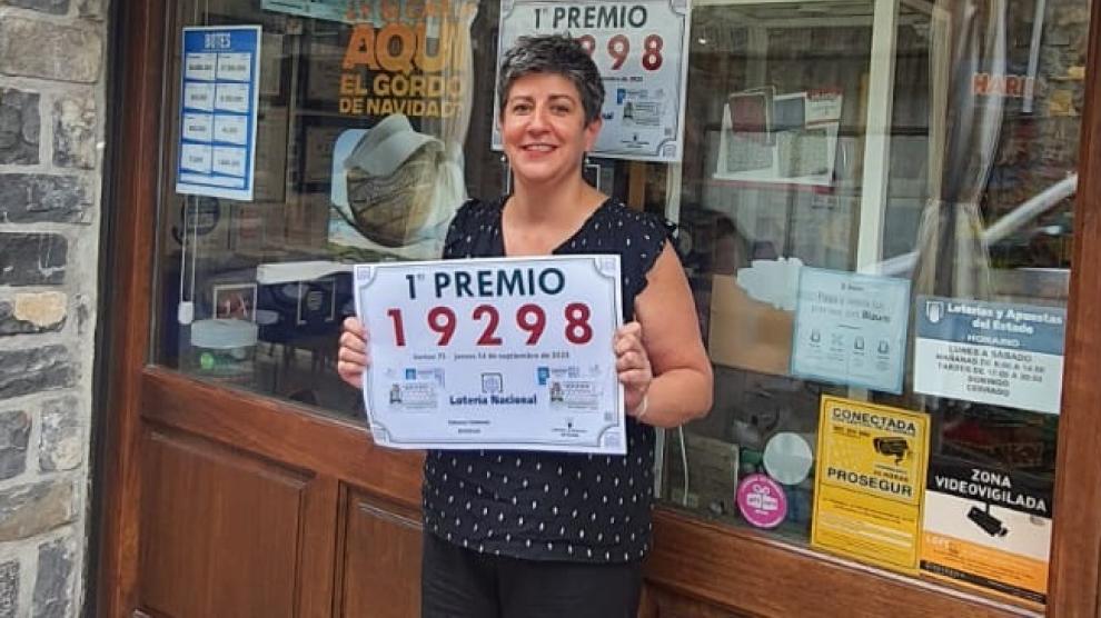 Rosa Fañanás muestra el número agraciado en Biescas.