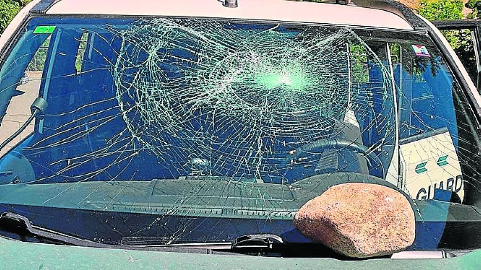 Imagen del impacto de la piedra en el luna del vehículo.