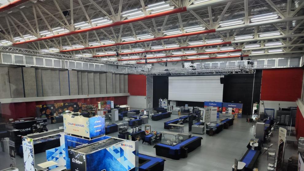 Imagen de los preparativos, este sábado, del Palacio de Congresos para acoger la Feria Profesional de Grupo Borràs.