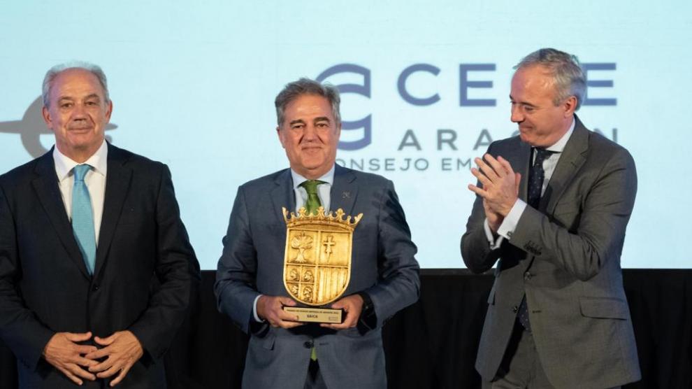 El presidente del Grupo Saica, Ramón Alejandro, recibe el premio acompañado de Marzo y Azcón.