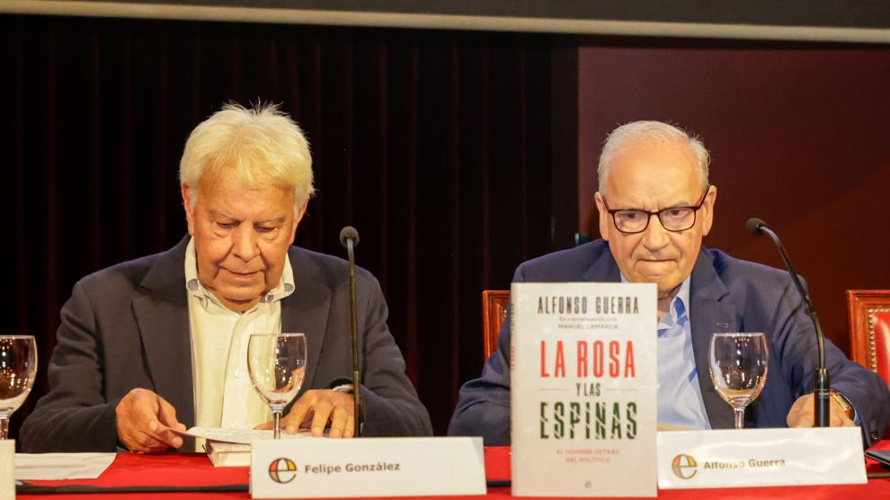 Felipe González y Alfonso Guerra en la presentación del libro de este último.
