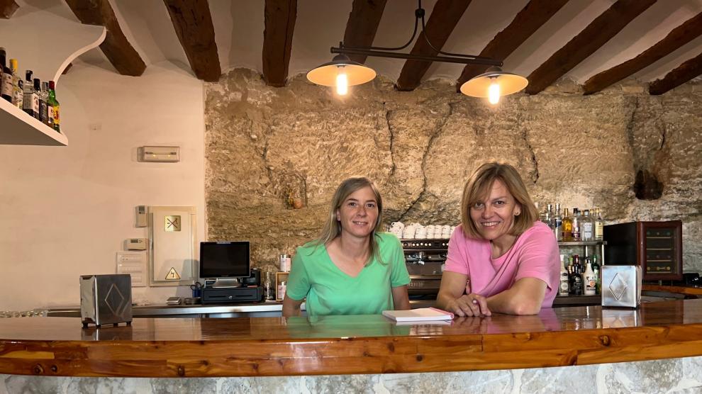 Grisela Carretero y May González.