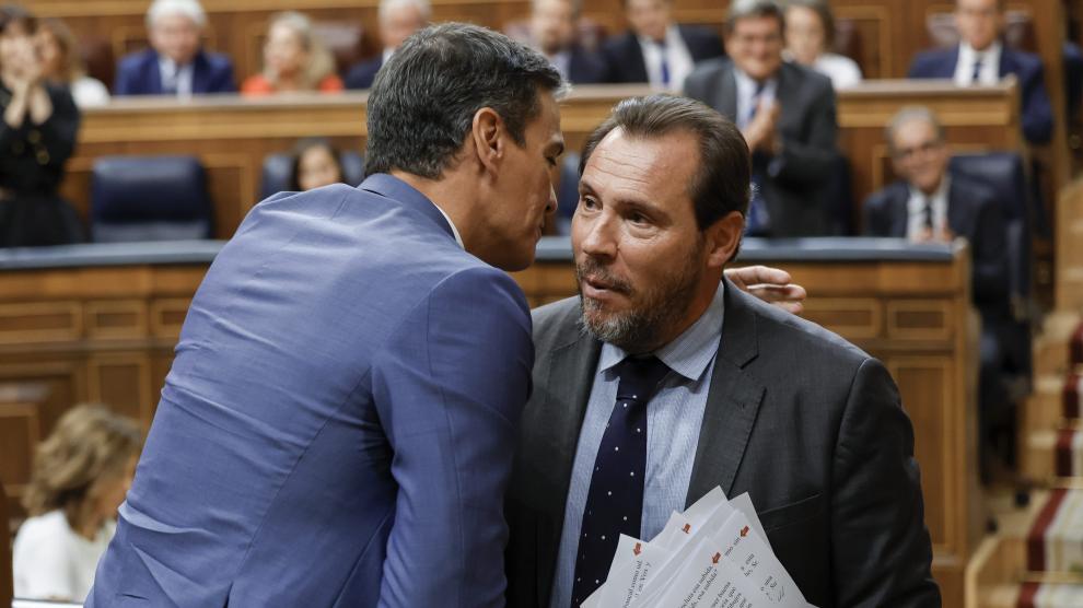 El presidente del Gobierno en funciones, Pedro Sánchez, saluda al diputado del PSOE Óscar Puente.