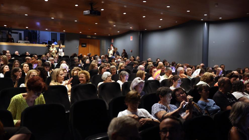 Numeroso público ha acudido al estreno de Viridiana en el Benito Moliner.