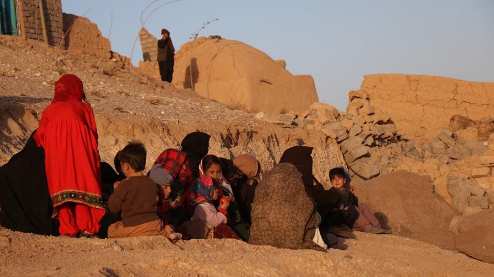 Las personas afectadas por un terremoto esperan ayuda en Herat.