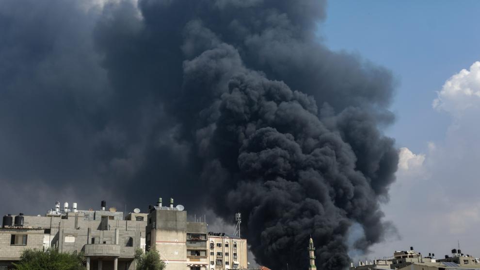 Humo en el oeste de Gaza tras un ataque aéreo desde Israel.