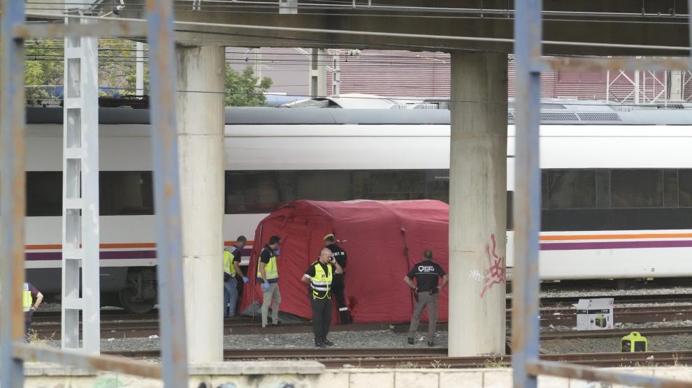 La policía junto al cadáver localizado entre dos trenes cerca de la estación de Santa Justa.