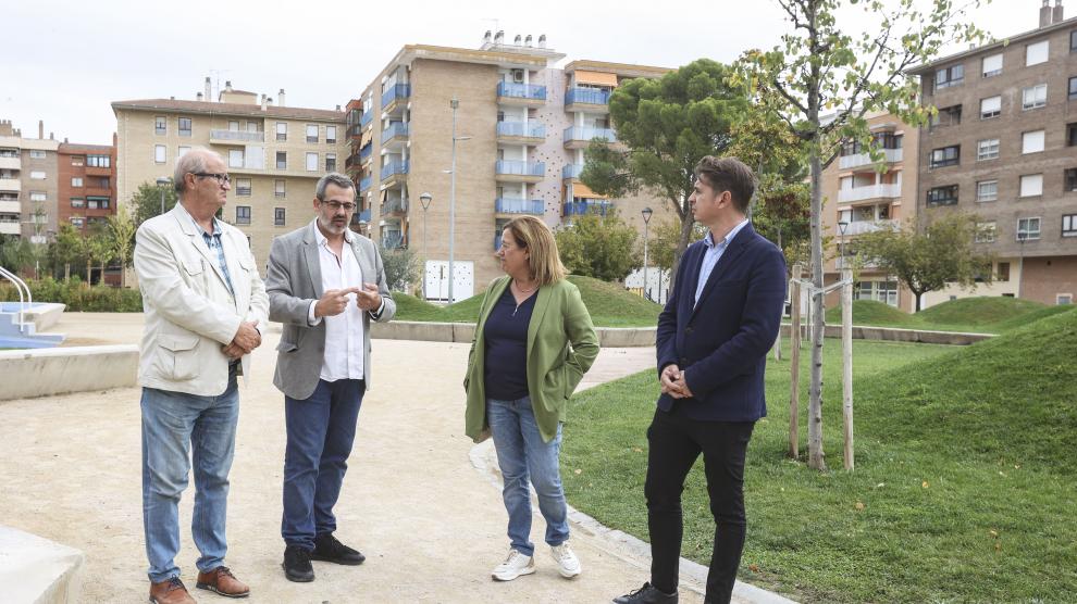 Roberto Cacho, segundo por la izquierda, con otros concejales del PSOE en el Parque San Martín.