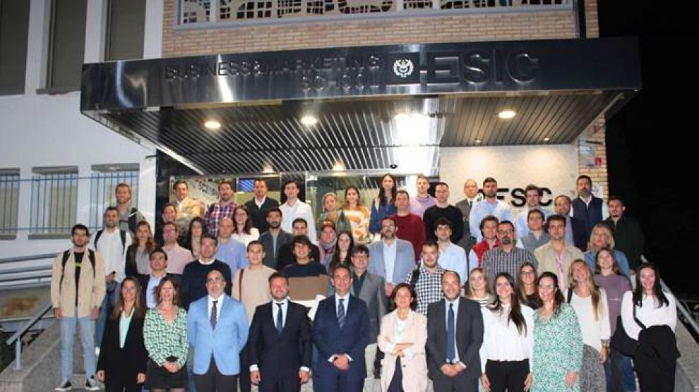 Alumnos de máster y posgrado posan con los responsables de ESIC en la inauguración del curso académico.