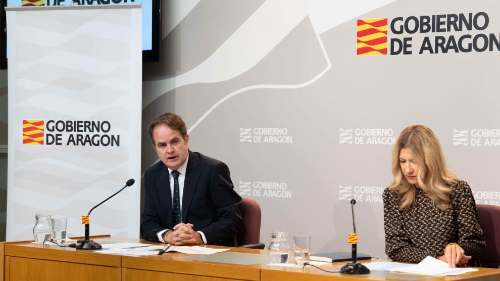 La vicepresidenta segunda del Gobierno de Aragón, Mar Vaquero y el consejero de Hacienda y Administración Pública, Roberto Bermúdez de Castro
