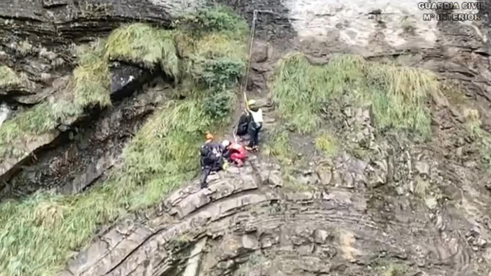 Los especialistas del Greim junto a la escaladora accidentada en la Cascada del Sorrosal.