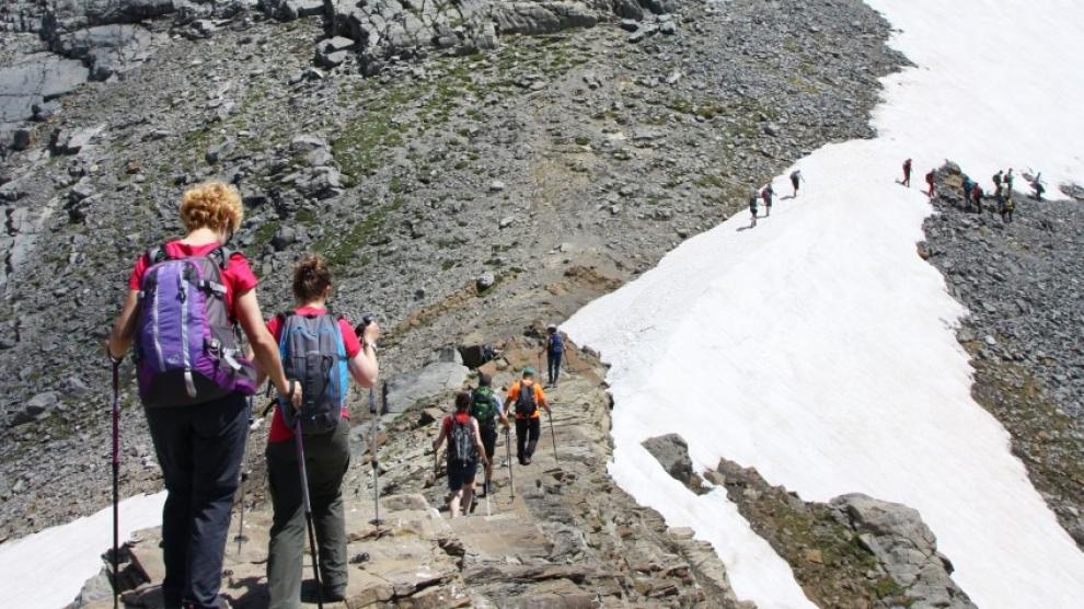 Montañeros en plena ascensión al pico Lecherín, en el Pirineo altoaragonés.