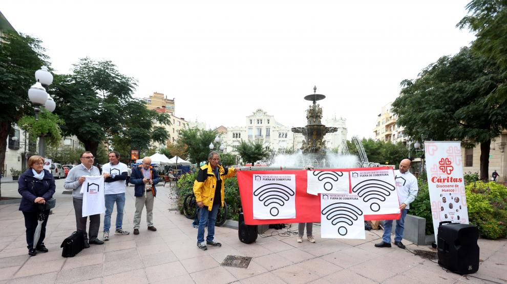 La plaza de Navarra ha acogido esta mañana un acto dedicado a las personas sin hogar.
