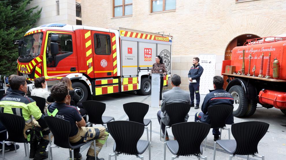 La presentación del nuevo vehículo de bomberos ha tenido lugar en el exterior del Centro Ibercaja Huesca.