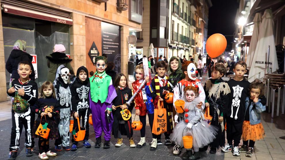 Un grupo de niños disfrazados posan en la calle Padre Huesca.