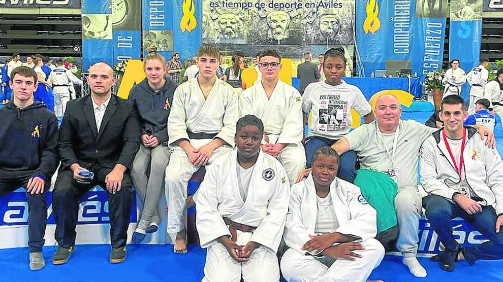 Cadetes del Club Judo Binéfar en la competición de Avilés.