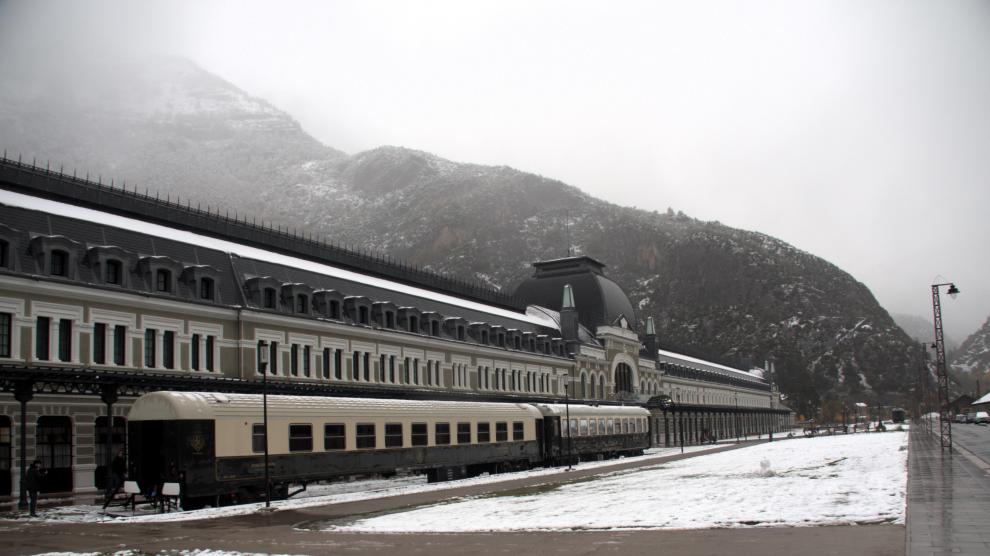 Estación de Canfranc, con las primeras nieves tras el paso de la borrasca Ciarán.