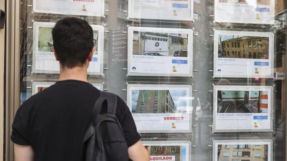 Un joven mira anuncios de pisos en Huesca ciudad.
