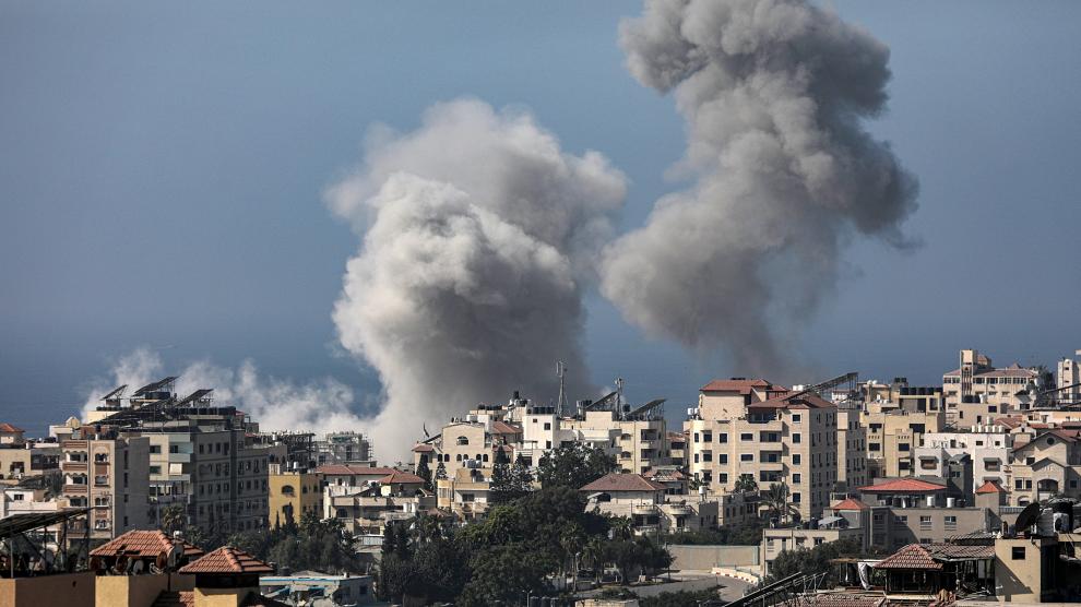 Columnas de humo tras uno de los ataques de Israel a Gaza.