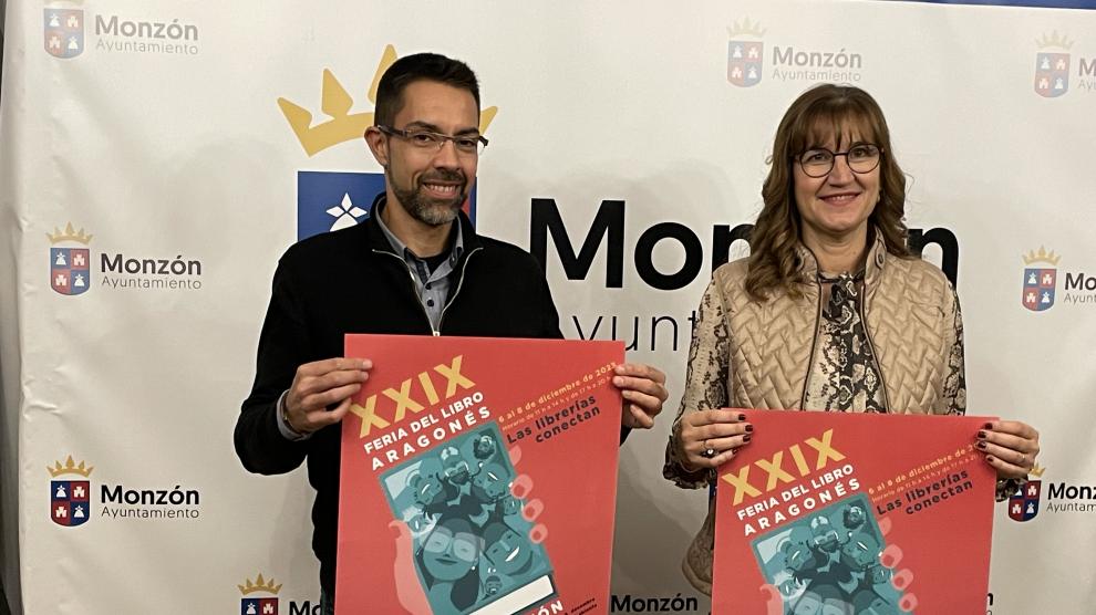 Jairo Sánchez y Olga Asensio muestran el cartel de la XXIX FLA de Monzón.