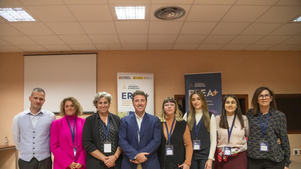 Cristina Aranda, tercera por la izquierda, junto a Sergio Bernués, Marian Bandrés, , Fernando Blasco, Sara Palacino, Andrea Gil, Ana Castrillo-Soto y Mónica Ballarín.