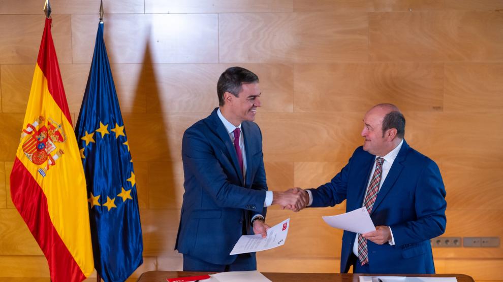 El partido socialista y nacionalistas vascos han firmado este viernes el acuerdo para investir a Sánchez.