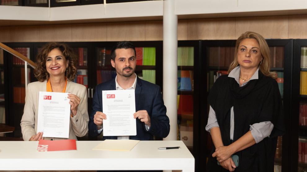 Firma del acuerdo entre PSOE y CC.