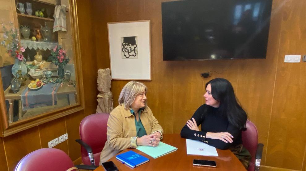 La consejera de Presidencia, Interior, Cultura y Deporte del Gobierno de Aragón, Tomasa Hernández y la alcaldesa de Huesca, Lorena Orduna, durante la visita institucional.