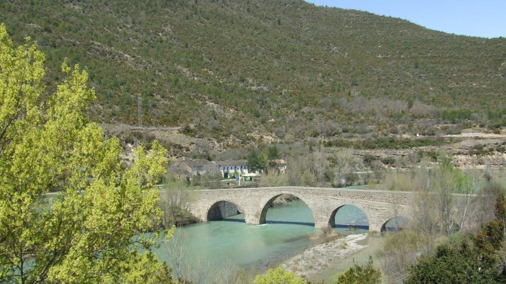 Aspecto que presenta el puente medieval en Anzánigo.