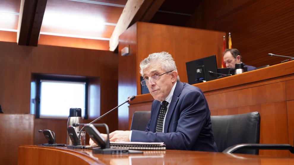 El consejero, Ángel Samper, explicando los presupuestos en la comisión de Hacienda de las Cortes de Aragón.