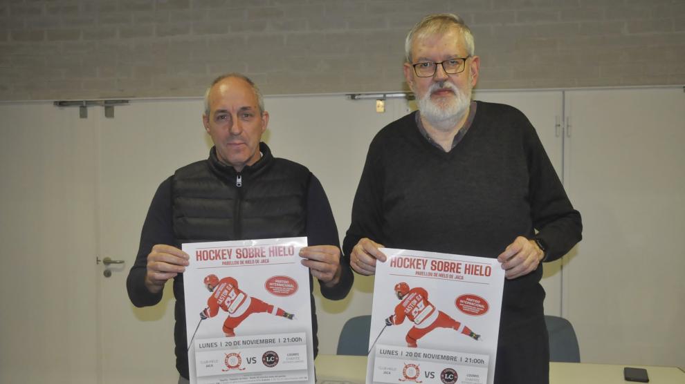 Roberto Cajal y Antonio Lecuona muestran el cartel del partido internacional.