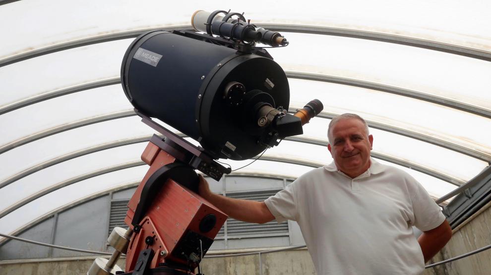 Alberto Solanes posa junto a un telescopio.