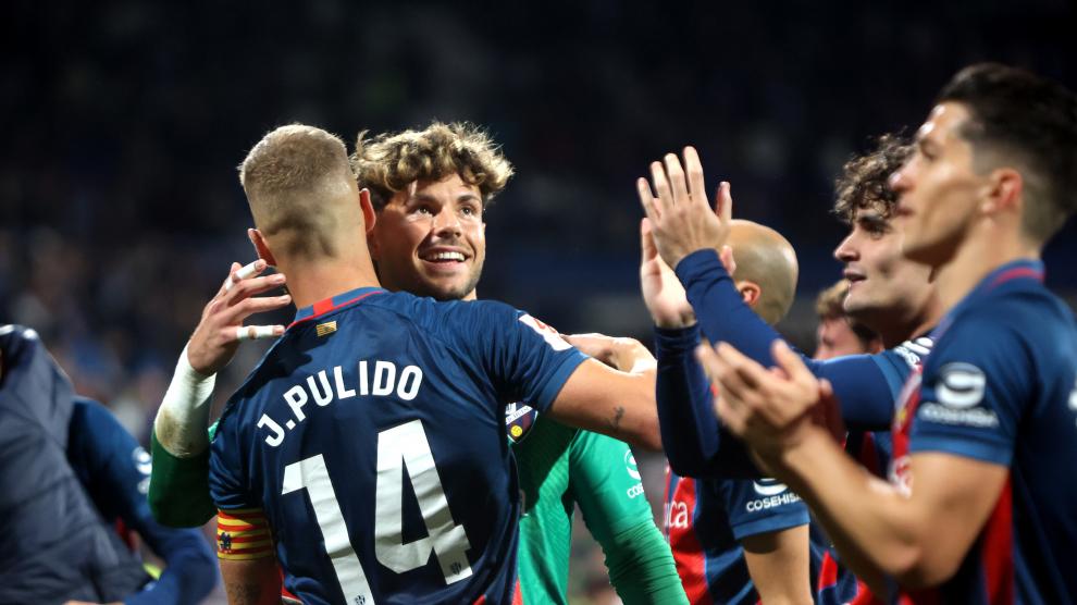Jugadores del Huesca celebran el triunfo ante el Zaragoza.