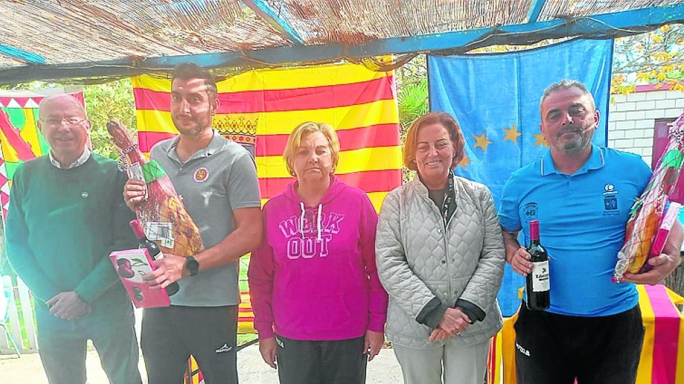 La dupla ganadora del torneo celebrado este domingo en Huesca, con las autoridades.