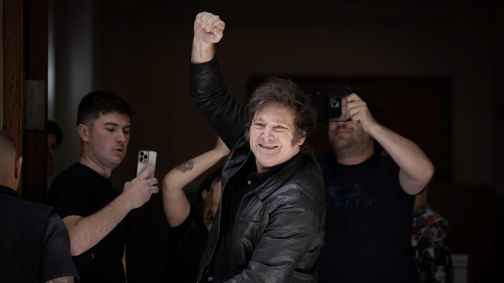 Javier Milei celebra su éxito en las elecciones argentinas.