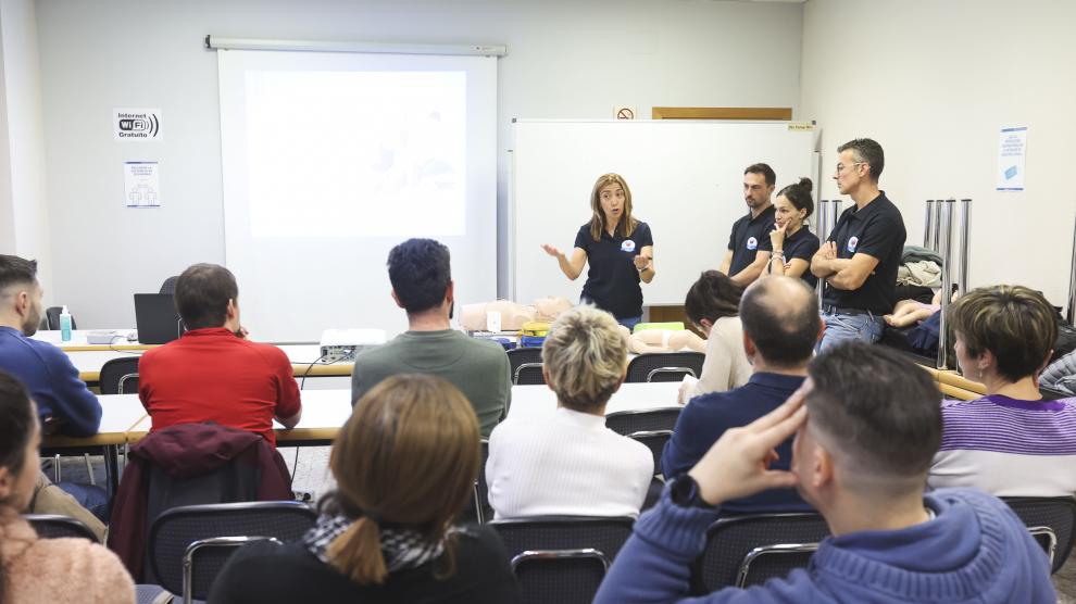 Mónica Betrán, enfermera e instructura de soporte vital básico inicia la sesión en colaboración con la Asociación de Hostelería