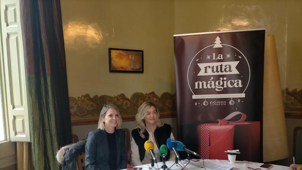 Nuria Mur y Susana Lacostena, en la presentación de la campaña navideña del comercio de Huesca.