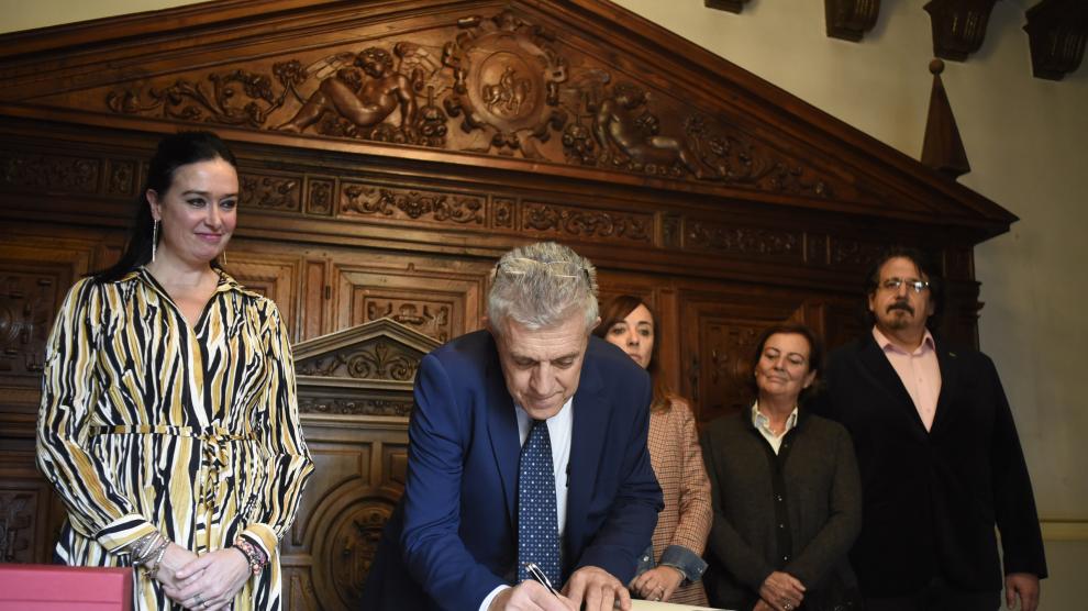 Ángel Samper junto a Lorena Orduna y otros concejales durante la firma en el libro del Consistorio.