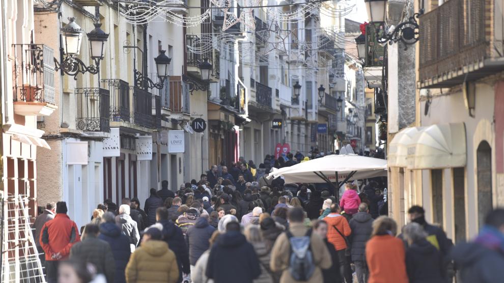 Calle Mayor de Jaca, abarrotada de gente en la jornada de este viernes.
